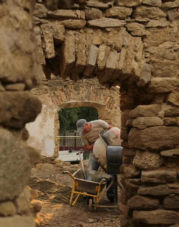 interiorismo-alcala-de-henares-muro-piedra-obrero