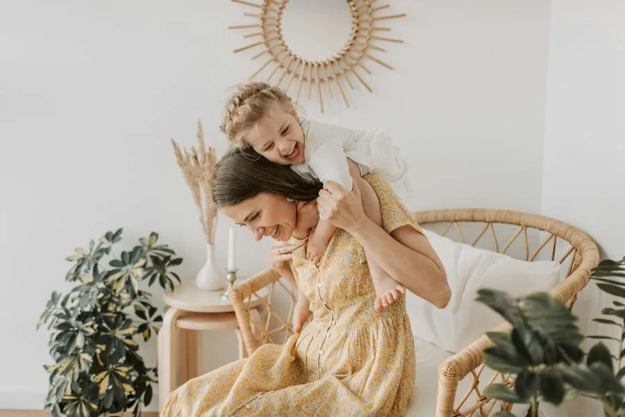 interiorismo-emocional-madre-hija-riendo