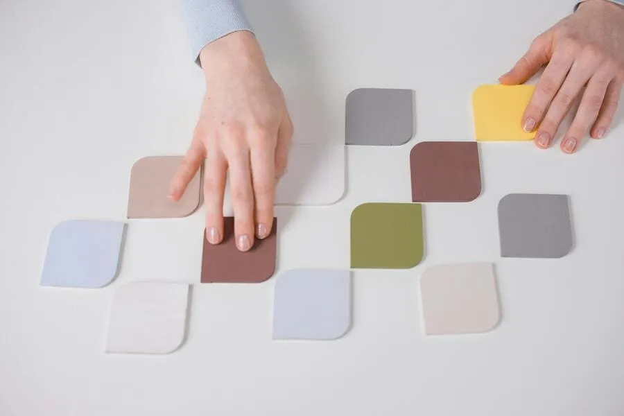interiorismo-emocional-manos-muestrario-colores