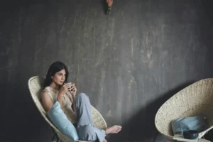 interiorismo-emocional-mujer-en-sillon