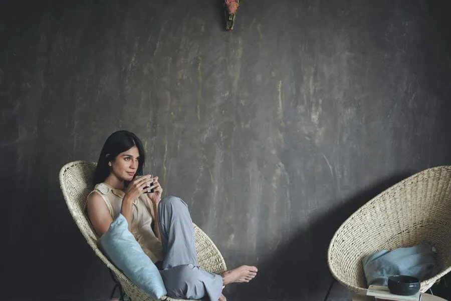 interiorismo-emocional-mujer-en-sillon