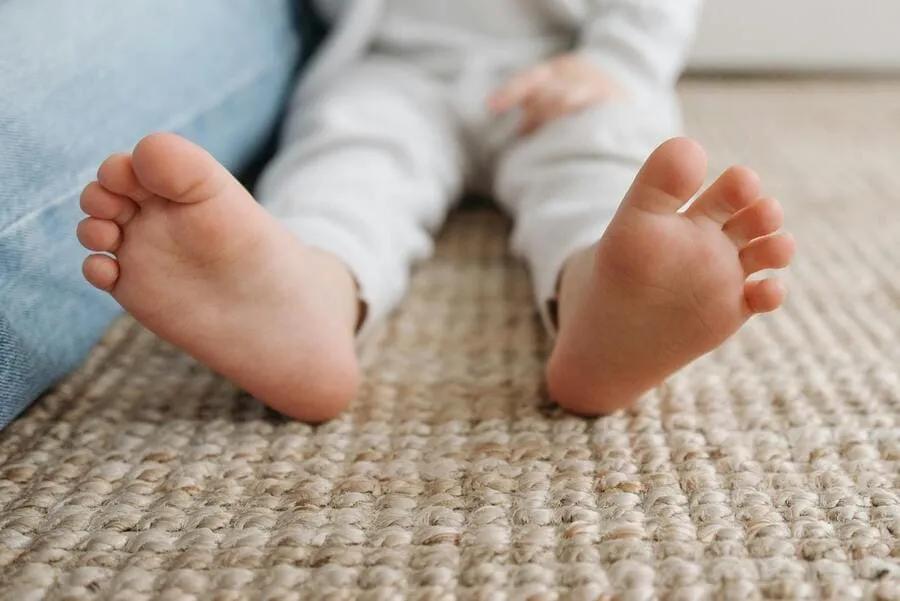 interiorismo-emocional-pies-bebe-alfombra-sisal