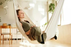 biointeriorismo-mujer-relajada-en-hamaca