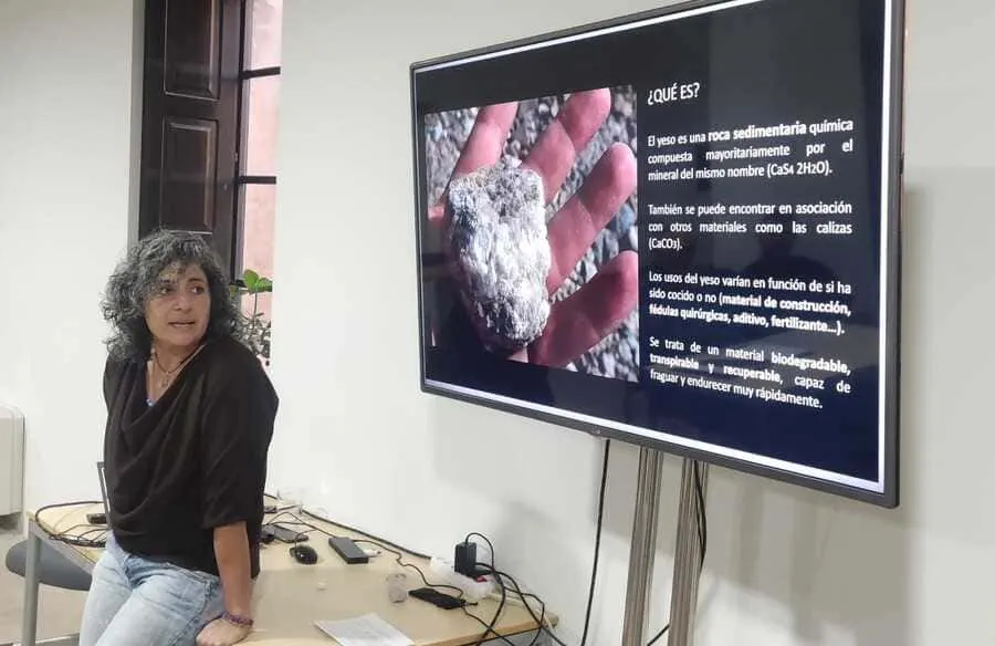 docencia-tecnicas-tradicionales-construccion-mujer-profesora